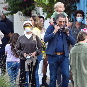 Hunter Biden sort déjeuner en famille avec sa femme Melissa et leur fils Beau au restaurant Taverna Tony à Malibu le 8 août 2021.