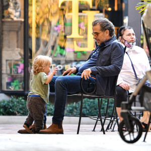 Hunter Biden sort déjeuner en famille avec sa femme Melissa et leur fils Beau au restaurant Taverna Tony à Malibu le 8 août 2021.