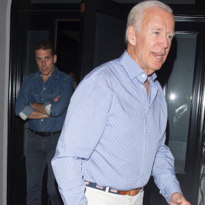 Joe Biden, ancien vice-président des États-Unis et son fils Hunter sont allés dîner au restaurant Craig's à Hollywood. Joe Biden a été aperçu sans aucune protection de l'état, le 22 juillet 2018. 