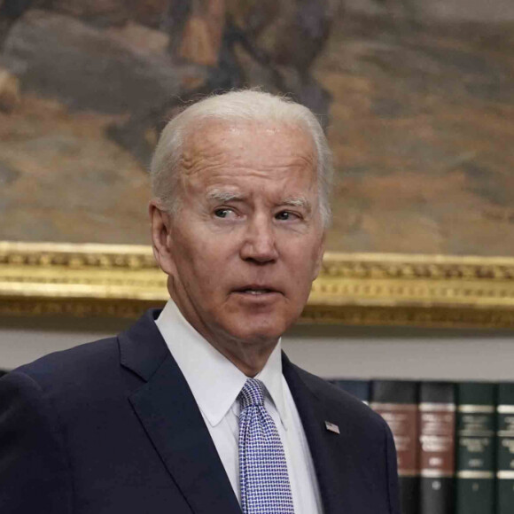 Le président des États-Unis, Joe Biden, prononce une allocution et signe la loi S. 2938, la Bipartisan Safer Communities Act, également connue sous le nom de " Bipartisan Gun Bill " dans la salle Roosevelt de la Maison Blanche à Washington le 25 juin 2022.