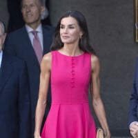 Letizia d'Espagne canon en robe flashy, elle ne passe pas inaperçue