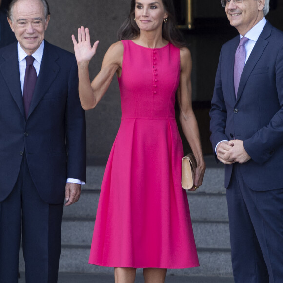 La reine Letizia d'Espagne accueille les invités au Teatro Real en marge du Sommet de l'Otan à Madrid, le 30 juin 2022. La reine est entourée du juriste, diplomate et homme politique Gregorio Marañón Moya et du directeur du Teatro Real, Ignacio García-Belenguer Laita. Les accompagnateurs des chefs d'État et de gouvernement présents ce jeudi, dernier jour du sommet OTAN 2022, clôturent leur agenda culturel par une visite au Teatro Real et a débuté par une dégustation guidée de trois huiles d'olive extra vierge primées, puis les invités et la reine ont assisté à une répétition de l'opéra "Nabucco" de Giuseppe Verdi et à une représentation de la chanteuse de flamenco K.Morente. La célébration de l'OTAN a coïncidé avec le 40 ème anniversaire de l'adhésion de l'Espagne à l'Organisation du Traité de l'Atlantique Nord. L'invasion russe de l'Ukraine, les tensions entre Moscou et l'Alliance et l'adhésion de la Finlande et de la Suède marquent l'agenda d'un événement auquel participent des délégations de 40 pays et qui fait de Madrid l'épicentre de la politique mondiale lors de sa célébration.