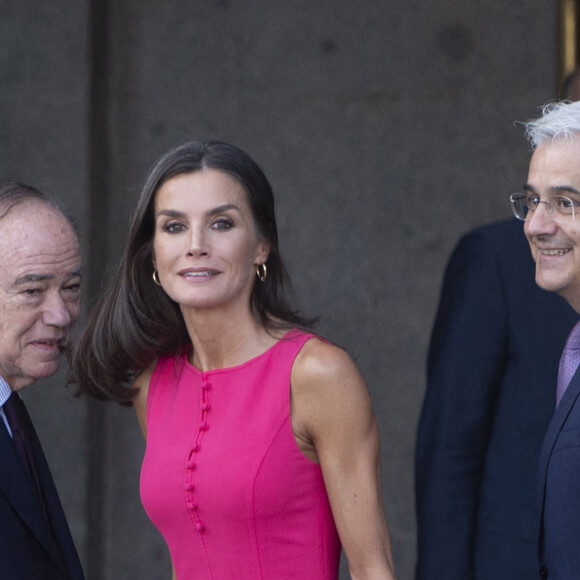 La reine Letizia d'Espagne accueille les invités au Teatro Real en marge du Sommet de l'Otan à Madrid, le 30 juin 2022. La reine est entourée du juriste, diplomate et homme politique Gregorio Marañón Moya et du directeur du Teatro Real, Ignacio García-Belenguer Laita. Les accompagnateurs des chefs d'État et de gouvernement présents ce jeudi, dernier jour du sommet OTAN 2022, clôturent leur agenda culturel par une visite au Teatro Real et a débuté par une dégustation guidée de trois huiles d'olive extra vierge primées, puis les invités et la reine ont assisté à une répétition de l'opéra "Nabucco" de Giuseppe Verdi et à une représentation de la chanteuse de flamenco K.Morente. La célébration de l'OTAN a coïncidé avec le 40 ème anniversaire de l'adhésion de l'Espagne à l'Organisation du Traité de l'Atlantique Nord. L'invasion russe de l'Ukraine, les tensions entre Moscou et l'Alliance et l'adhésion de la Finlande et de la Suède marquent l'agenda d'un événement auquel participent des délégations de 40 pays et qui fait de Madrid l'épicentre de la politique mondiale lors de sa célébration.