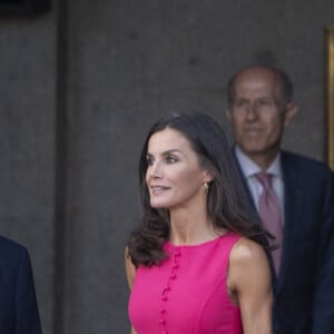 La reine Letizia d'Espagne accueille les invités au Teatro Real en marge du Sommet de l'Otan à Madrid, le 30 juin 2022. La reine est entourée du juriste, diplomate et homme politique Gregorio Marañón Moya et du directeur du Teatro Real, Ignacio García-Belenguer Laita. Les accompagnateurs des chefs d'État et de gouvernement présents ce jeudi, dernier jour du sommet OTAN 2022, clôturent leur agenda culturel par une visite au Teatro Real et a débuté par une dégustation guidée de trois huiles d'olive extra vierge primées, puis les invités et la reine ont assisté à une répétition de l'opéra "Nabucco" de Giuseppe Verdi et à une représentation de la chanteuse de flamenco K.Morente. La célébration de l'OTAN a coïncidé avec le 40 ème anniversaire de l'adhésion de l'Espagne à l'Organisation du Traité de l'Atlantique Nord. L'invasion russe de l'Ukraine, les tensions entre Moscou et l'Alliance et l'adhésion de la Finlande et de la Suède marquent l'agenda d'un événement auquel participent des délégations de 40 pays et qui fait de Madrid l'épicentre de la politique mondiale lors de sa célébration.