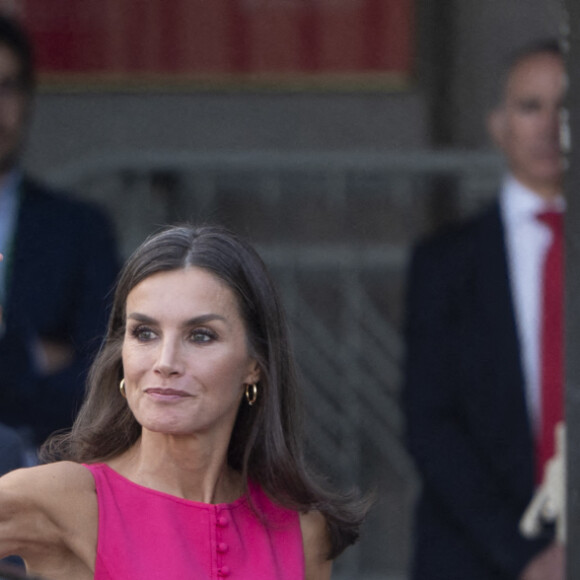 La reine Letizia d'Espagne accueille les invités au Teatro Real en marge du Sommet de l'Otan à Madrid, le 30 juin 2022. La reine est entourée du juriste, diplomate et homme politique Gregorio Marañón Moya et du directeur du Teatro Real, Ignacio García-Belenguer Laita. Les accompagnateurs des chefs d'État et de gouvernement présents ce jeudi, dernier jour du sommet OTAN 2022, clôturent leur agenda culturel par une visite au Teatro Real et a débuté par une dégustation guidée de trois huiles d'olive extra vierge primées, puis les invités et la reine ont assisté à une répétition de l'opéra "Nabucco" de Giuseppe Verdi et à une représentation de la chanteuse de flamenco K.Morente. La célébration de l'OTAN a coïncidé avec le 40 ème anniversaire de l'adhésion de l'Espagne à l'Organisation du Traité de l'Atlantique Nord. L'invasion russe de l'Ukraine, les tensions entre Moscou et l'Alliance et l'adhésion de la Finlande et de la Suède marquent l'agenda d'un événement auquel participent des délégations de 40 pays et qui fait de Madrid l'épicentre de la politique mondiale lors de sa célébration.