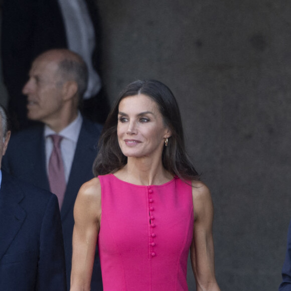 La reine Letizia d'Espagne accueille les invités au Teatro Real en marge du Sommet de l'Otan à Madrid, le 30 juin 2022. La reine est entourée du juriste, diplomate et homme politique Gregorio Marañón Moya et du directeur du Teatro Real, Ignacio García-Belenguer Laita. Les accompagnateurs des chefs d'État et de gouvernement présents ce jeudi, dernier jour du sommet OTAN 2022, clôturent leur agenda culturel par une visite au Teatro Real et a débuté par une dégustation guidée de trois huiles d'olive extra vierge primées, puis les invités et la reine ont assisté à une répétition de l'opéra "Nabucco" de Giuseppe Verdi et à une représentation de la chanteuse de flamenco K.Morente. La célébration de l'OTAN a coïncidé avec le 40 ème anniversaire de l'adhésion de l'Espagne à l'Organisation du Traité de l'Atlantique Nord. L'invasion russe de l'Ukraine, les tensions entre Moscou et l'Alliance et l'adhésion de la Finlande et de la Suède marquent l'agenda d'un événement auquel participent des délégations de 40 pays et qui fait de Madrid l'épicentre de la politique mondiale lors de sa célébration.