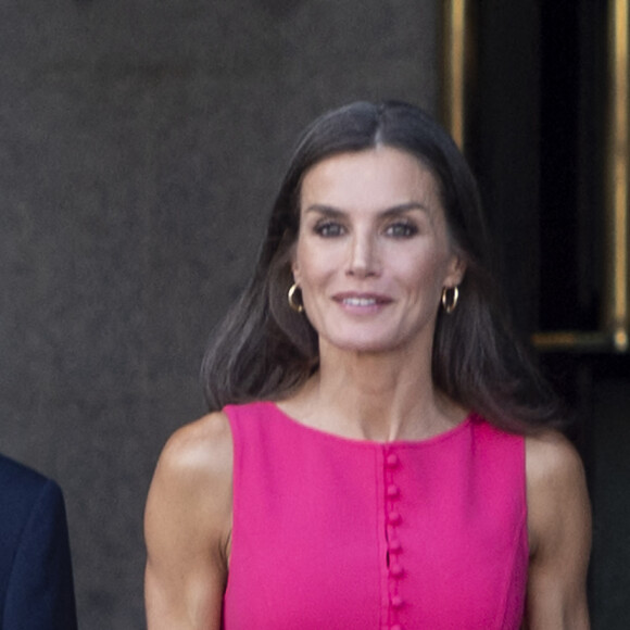La reine Letizia d'Espagne accueille les invités au Teatro Real en marge du Sommet de l'Otan à Madrid, le 30 juin 2022. La reine est entourée du juriste, diplomate et homme politique Gregorio Marañón Moya et du directeur du Teatro Real, Ignacio García-Belenguer Laita. Les accompagnateurs des chefs d'État et de gouvernement présents ce jeudi, dernier jour du sommet OTAN 2022, clôturent leur agenda culturel par une visite au Teatro Real et a débuté par une dégustation guidée de trois huiles d'olive extra vierge primées, puis les invités et la reine ont assisté à une répétition de l'opéra "Nabucco" de Giuseppe Verdi et à une représentation de la chanteuse de flamenco K.Morente. La célébration de l'OTAN a coïncidé avec le 40 ème anniversaire de l'adhésion de l'Espagne à l'Organisation du Traité de l'Atlantique Nord. L'invasion russe de l'Ukraine, les tensions entre Moscou et l'Alliance et l'adhésion de la Finlande et de la Suède marquent l'agenda d'un événement auquel participent des délégations de 40 pays et qui fait de Madrid l'épicentre de la politique mondiale lors de sa célébration. 