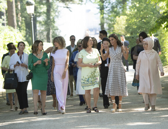 La reine Letizia d'Espagne avec Lydia Abela, Begona Gomez, Ingrid Schulerud, Emine Erdogan - Les concubins des chefs d'État de l'OTAN visitent le Palais Royal de La Granja de San Ildefonso au Real Sitio de San Ildefonso à Ségovie dans le cadre du 32ème Sommet de l'OTAN en Espagne, le 29 juin 2022. 