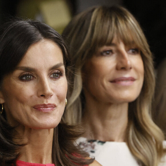 La reine Letizia d'Espagne accueille les invités au Teatro Real en marge du Sommet de l'Otan à Madrid, le 30 juin 2022. La reine est entourée du juriste, diplomate et homme politique Gregorio Marañón Moya et du directeur du Teatro Real, Ignacio García-Belenguer Laita. Les accompagnateurs des chefs d'État et de gouvernement présents ce jeudi, dernier jour du sommet OTAN 2022, clôturent leur agenda culturel par une visite au Teatro Real et a débuté par une dégustation guidée de trois huiles d'olive extra vierge primées, puis les invités et la reine ont assisté à une répétition de l'opéra "Nabucco" de Giuseppe Verdi et à une représentation de la chanteuse de flamenco K.Morente. La célébration de l'OTAN a coïncidé avec le 40 ème anniversaire de l'adhésion de l'Espagne à l'Organisation du Traité de l'Atlantique Nord. L'invasion russe de l'Ukraine, les tensions entre Moscou et l'Alliance et l'adhésion de la Finlande et de la Suède marquent l'agenda d'un événement auquel participent des délégations de 40 pays et qui fait de Madrid l'épicentre de la politique mondiale lors de sa célébration. 