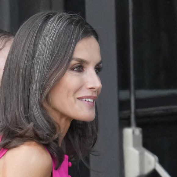 La reine Letizia d'Espagne accueille les invités au Teatro Real en marge du Sommet de l'Otan à Madrid, le 30 juin 2022. La reine est entourée du juriste, diplomate et homme politique Gregorio Marañón Moya et du directeur du Teatro Real, Ignacio García-Belenguer Laita. Les accompagnateurs des chefs d'État et de gouvernement présents ce jeudi, dernier jour du sommet OTAN 2022, clôturent leur agenda culturel par une visite au Teatro Real et a débuté par une dégustation guidée de trois huiles d'olive extra vierge primées, puis les invités et la reine ont assisté à une répétition de l'opéra "Nabucco" de Giuseppe Verdi et à une représentation de la chanteuse de flamenco K.Morente. La célébration de l'OTAN a coïncidé avec le 40 ème anniversaire de l'adhésion de l'Espagne à l'Organisation du Traité de l'Atlantique Nord. L'invasion russe de l'Ukraine, les tensions entre Moscou et l'Alliance et l'adhésion de la Finlande et de la Suède marquent l'agenda d'un événement auquel participent des délégations de 40 pays et qui fait de Madrid l'épicentre de la politique mondiale lors de sa célébration. 