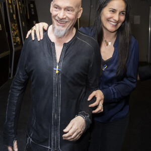 Exclusif - Florent Pagny et sa femme Azucena - Backstage de l'émission spéciale "Unis pour l'Ukraine" à la Maison de la Radio et de la Musique, diffusée en direct sur France 2 et présentée par Nagui et Leïla.Kaddour à Paris le 8 mars 2022. France Télévisions et Radio France s'associent, face à l'urgence humanitaire, pour soutenir et aider le peuple ukrainien et toutes les populations touchées par le conflit, sur place et dans les pays limitrophes. Le service public s'engage aux côtés de la Croix-Rouge française, qui lance un appel aux dons financiers, pour faire face aux besoins humanitaires, qui ne cessent de s'intensifier. Cette soirée spéciale est diffusée en simultané sur France 2 et France Inter avec un concert exceptionnel en direct, avec la participation des formations musicales de Radio France. Avec cette soirée, France Télévisions et Radio France permettent aux Français de répondre concrètement à l'urgence humanitaire, à l'intérieur et à l'extérieur de l'Ukraine, à travers des dons à la Croix-Rouge française. © Cyril Moreau / Jack Tribeca / Bestimage 