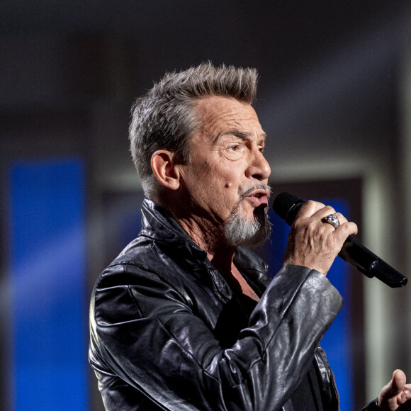 Exclusif - Florent Pagny - Enregistrement de l'émission "Spectaculaire" à Paris, diffusée le 15 janvier sur France 2. Spectaculaire, le grand show familial qui réunit sur scène les meilleurs numéros issus de toutes les disciplines du spectacle. Orchestré par C. Féraud et J.M Généreux, ce nouveau numéro met à l'honneur des artistes prestigieux venus du monde entier, des performances exceptionnelles avec notamment des numéros inédits : roller acrobatique, cerceau aérien, Roue Cyr enflammée... Il y en aura pour tous les goûts ! Autour de C. Féraud et J.M Généreux, 4 invités viendront découvrir le meilleur du spectacle vivant. A cette occasion, dans la bonne humeur, ils joueront tout au long de la soirée au profit de l'association " Aviation sans frontières " en répondant à des questions liées aux numéros, aux artistes ou à leur univers. Ils tenteront ainsi de cumuler des gains pour l'association. Spectaculaire propose aux téléspectateurs d'assister à un show exceptionnel alors ouvrez grand vos yeux ! © Pierre Perusseau / Bestimage 
