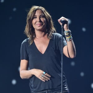 Exclusif - Zazie - Enregistrement de l'émission "Tout le monde chante contre le cancer, les stars relèvent le défi" au Palais des Congrès à Paris, qui sera diffusée le 2 janvier 2020 en prime time sur W9. Le 25 novembre 2019 Pour cette 5ème édition : L'association Tout le monde contre le cancer vous emmène dans une soirée pleine de surprises et d'émotions. 2500 personnes se sont réunies autour d'une trentaine d'artistes présents afin de partager un moment convivial. Des personnalités de tous les milieux artistiques vont relever le défi d'interpréter une chanson accompagnée par des chanteuses et chanteurs talentueux. Tout au long du show Nicolas Rossignol, président de l'association Tout le monde contre le cancer prendra la parole afin de lancer l'opération annuelle "  100 noëls dans 100 hôpitaux " . Le but de cette opération : offrir le plus beau des noëls aux enfants malades et leur famille dans 100 hôpitaux et Maisons de Parents en France. 20 000 cadeaux seront offerts et une cinquantaine de noël seront organisés dans différents hôpitaux de France à travers des gouters, magiciens, chanteur le tout décoré aux couleurs de Noël. © Giancarlo Gorassini / Bestimage 