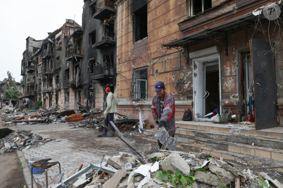 Les forces russes et séparatistes déblayant la ville de Marioupol en ruines