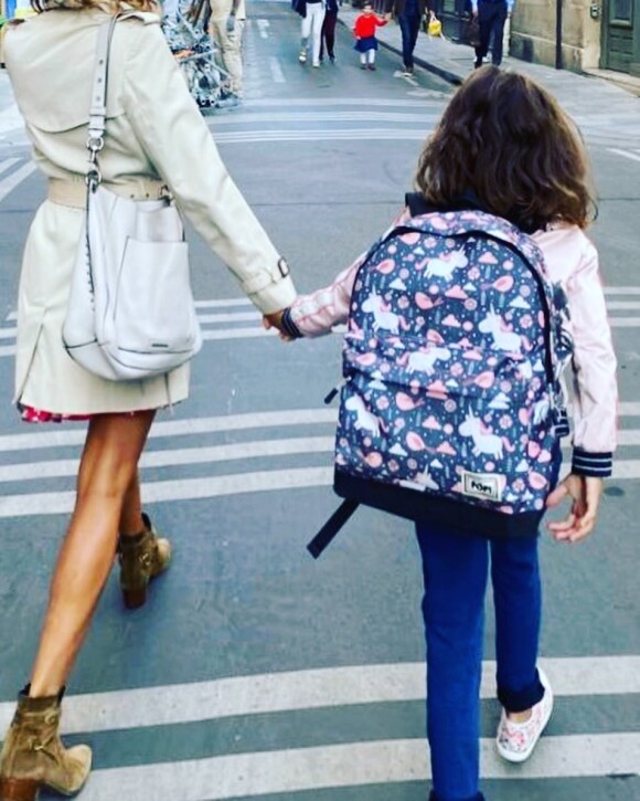 Photo de famille dévoilée par Mélissa Theuriau sur son compte Instagram : la journaliste accompagne sa fille, née de son couple avec Jamel Debbouze, à l'école