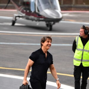 Tom Cruise arrive hélicoptère à l'héliport de Battersea à Londres le 24 juin 2022. 