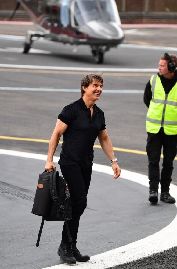 Tom Cruise arrive hélicoptère à l'héliport de Battersea à Londres le 24 juin 2022. 