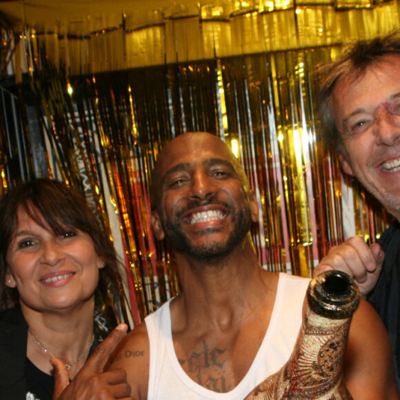 Exclusif - Stomy Bugsy, Jean-Luc Reichmann et sa femme Nathalie Lecoultre - Stomy Bugsy fête son 50ème anniversaire à la fin de la représentation de la pièce "Un Jour j'irai à Détroit ! " au théâtre du Gymnase Marie-Bell à Paris le 21 mai 2022. © JLPPA/Bestimage