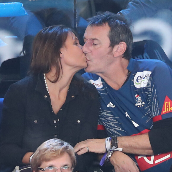 Jean-Luc Reichmann embrasse sa compagne Nathalie lors du match de finale du mondial de handball, France - Norvège à l'AccorHotels Arena à Paris, France. © Cyril Moreau/Bestimage