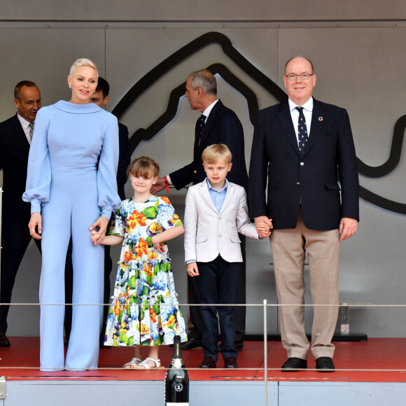 La princesse Charlene de Monaco, le prince Albert de Monaco, Louis Ducruet, la princesse Gabriella de Monaco (robe Dolce & Gabbana, sandales Jacadi), comtesse de Carladès, et le prince Jacques de Monaco, marquis des Baux, au podium du Grand Prix de Monaco 2022 de F1, à Monaco, mai 2022. © Bruno Bebert/Bestimage 