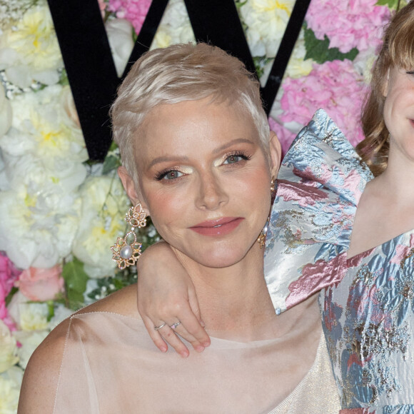 La princesse Charlène de Monaco et sa fille La princesse Gabriella de Monaco, comtesse de Carladès remettent le prix "Emerging Designer Award" à Ramzen lors de la Monte-Carlo fashion week à l'Opéra Garnier de Monaco le 24 mai 2022. © Olivier Huitel/Bestimage 