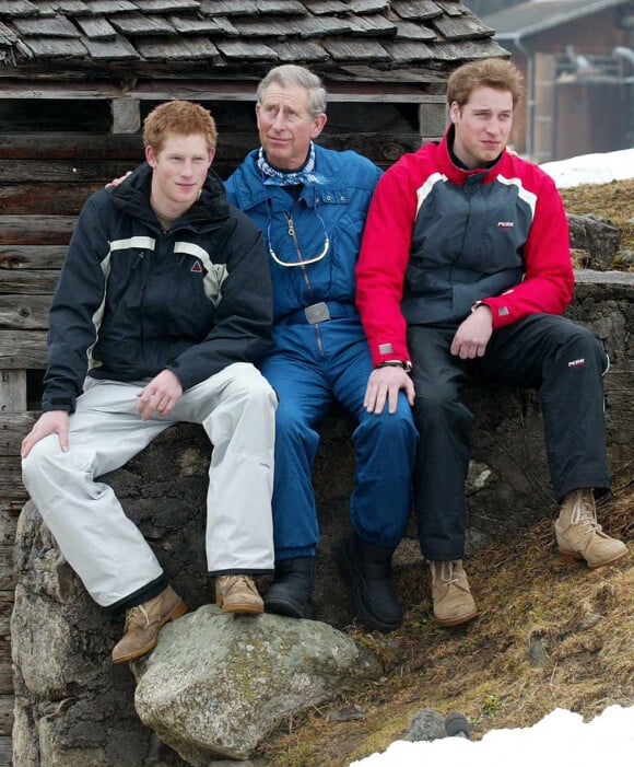 Le prince Harry, duc de Sussex, le prince William, duc de Cambridge, Le prince Charles, prince de Galles en 2005. 