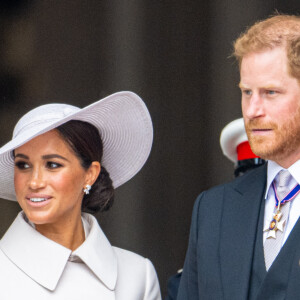 Le prince Harry, duc de Sussex, et Meghan Markle, duchesse de Sussex - Les membres de la famille royale et les invités lors de la messe célébrée à la cathédrale Saint-Paul de Londres, dans le cadre du jubilé de platine (70 ans de règne) de la reine Elisabeth II d'Angleterre. Londres, le 3 juin 2022. 