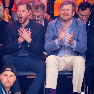 Le prince Harry et le roi Willem-Alexander des Pays-Bas lors de la finale de basket-ball en chaise roulante aux Invictus Games 2020 à La Haye le 22 avril 2022 