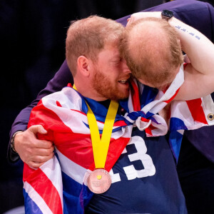 Le roi Willem-Alexander des Pays-Bas reçu par Le prince Harry, duc de Sussex, aux "Invictus Games" à La Haye, le 22 avril 2022. Ils ont assisté à une compétition de basket ball handisport. 