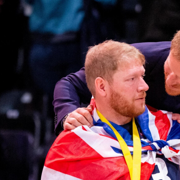 Le roi Willem-Alexander des Pays-Bas reçu par Le prince Harry, duc de Sussex, aux "Invictus Games" à La Haye, le 22 avril 2022. Ils ont assisté à une compétition de basket ball handisport. 