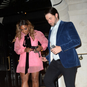 Serena Williams et son mari Alexis Ohanian arrivent puis sortent de l'hôtel 22 à Londres le 5 juillet 2022. 