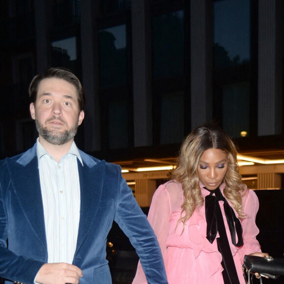 Serena Williams et son mari Alexis Ohanian arrivent puis sortent de l'hôtel 22 à Londres le 5 juillet 2022. 