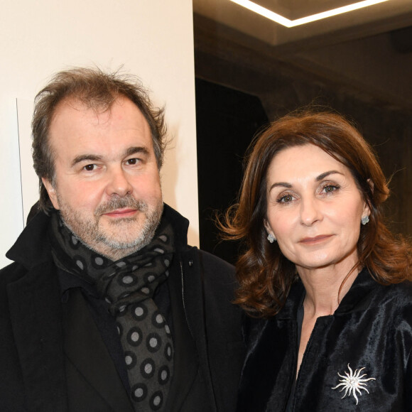 Pierre Hermé et sa femme Valérie - Vernissage de l'exposition "Quand le masque tombe" de Stéphane de Bourgies sur le toit de la Grande Arche à Paris, le 12 mars 2019. Ce sont presque 40 ans de carrière qui vont être exposés sur les 1200m2 de l'espace culturel du toit de la Grande Arche, pour la rétrospective consacrée au portraitiste international Stéphane de Bourgies. Tous les plus grands artistes ont tous un jour poussé la porte de son studio parisien pour en ressortir avec la photo, ce portrait instinctif tout en contrastes et en émotions, que Stéphane sait si bien capter au travers de son objectif. C'est ainsi que Stéphane de Bourgies est remonté à ses premières années photo, à la fin des années 70 jusqu'à aujourd'hui, pour sélectionner, parmi les milliers de portraits en sa possession, environ 200 d'entre eux, et permettre aux visiteurs de s'immerger dans les regards de ses modèles qu'ils soient hommes d'affaires, chefs cuisiniers, mannequins, acteurs, chanteurs ou encore anonymes. L'espace culturel du Toit de la Grande Arche va ainsi prendre des allures de galerie des portraits, où l'intimité de ces "Face à Faces" va prendre toute sa dimension. Plus grande exposition consacrée à ce jour à cet artiste qui revendique la force de son vécu pour réaliser ses images. Les 200 portraits seront présentés sur plusieurs formats, à découvrir après la montée en ascenseur panoramique au 35ème étage de la Grande Arche de la Défense, sous le rooftop panoramique. Rendez-vous à 110 mètres de hauteur du mercredi 13 mars au dimanche 26 mai 2019. © Coadic Guirec/Bestimage