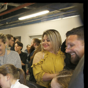 Nikos Aliagas, sa compagne Tina Grigoriou et leur fille Agathe en compagnie de Carmen, la mère de Kendji Girac - Nikos Aliagas en famille dans les backstage du dernier concert de la tournée "Ensemble" de Kendji Girac à l'AccorHotels Arena (POPB Bercy) à Paris. Le 10 mars 2017 © Alain Guizard / Bestimage 