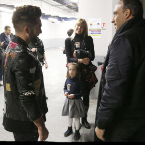 Nikos Aliagas, sa compagne Tina Grigoriou et leur fille Agathe en compagnie de Kendji Girac - Nikos Aliagas en famille dans les backstage du dernier concert de la tournée "Ensemble" de Kendji Girac à l'AccorHotels Arena (POPB Bercy) à Paris. Le 10 mars 2017 © Alain Guizard / Bestimage 