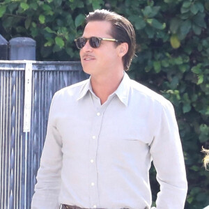 Brad Pitt, avec une moustache, est sur le tournage du film Babylon à Los Angeles le 4 octobre 2021. 