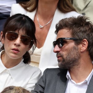 Nolwenn Leroy et son compagnon Arnaud Clément dans les tribunes lors des Internationaux de France de Tennis de Roland Garros. © Dominique Jacovides/Bestimage