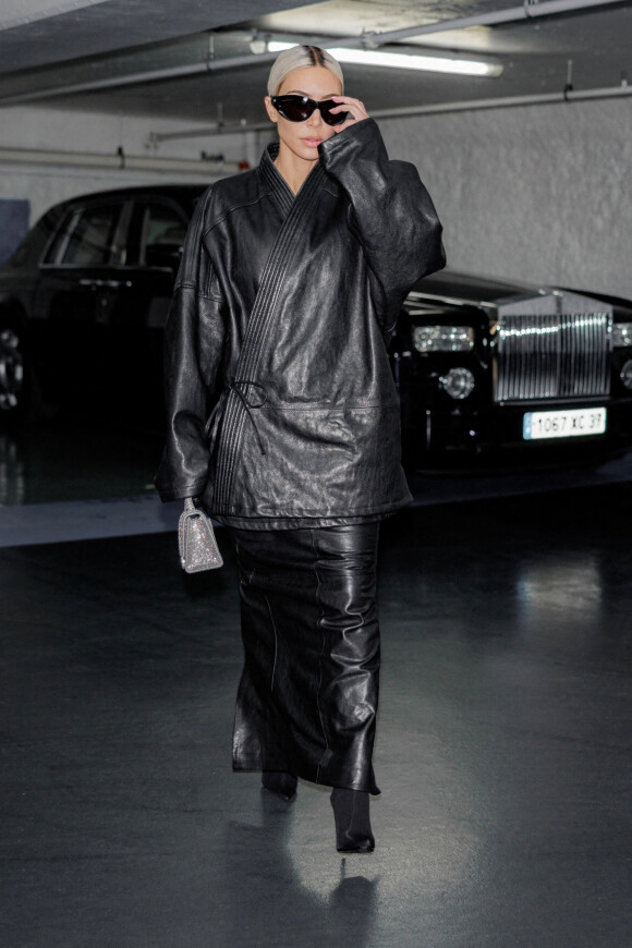 Exclusif - Kim Kardashian regagne son véhicule dans un parking lors de la Fashion Week de Paris (PFW), le 7 juillet 2022. 