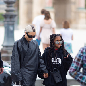 Exclusif - Kim Kardashian et sa fille North - La famille Kardashian visite le musée du Louvre puis le Musée des Arts Décoratifs à Paris en marge des défilés Haute-Couture automne-hiver 20200-2023 le 7 juillet 2022. © Tiziano Da Silva / Bestimage 
