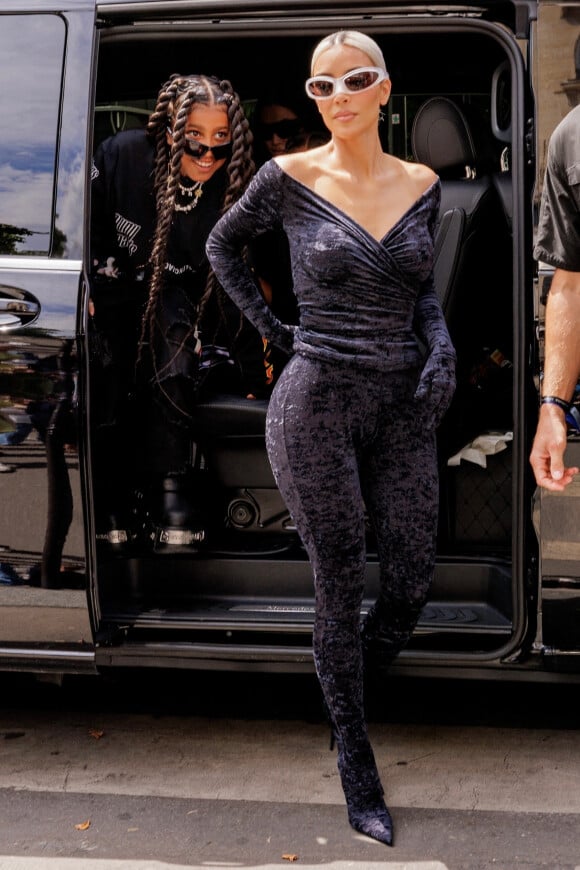 Kim Kardashian et sa fille North West à leur arrivée au restaurant L'Avenue à Paris. Le 6 juillet 2022 