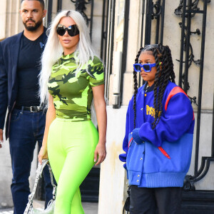 Kim Kardashian et sa fille North West à la sortie des essayages chez Jean-Paul Gaultier à Paris. Le 5 juillet 2022 