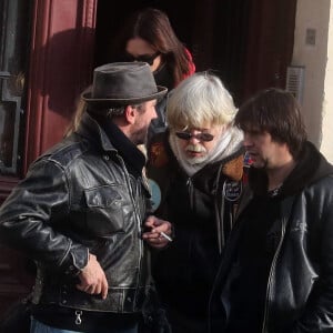 Lolita Séchan et son père le chanteur Renaud, et des amis - Obsèques de Thierry Séchan frère du chanteur Renaud) au cimetière du Montparnasse à Paris le 16 janvier 2019.