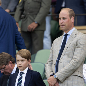 Le prince George de Cambridge, le prince William, duc de Cambridge - Catherine (Kate) Middleton remet le trophée à Novak Djokovic, vainqueur du tournoi de Wimbledon le 10 juillet 2022. 