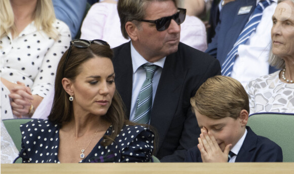 Le prince George de Cambridge - Catherine (Kate) Middleton remet le trophée à Novak Djokovic, vainqueur du tournoi de Wimbledon le 10 juillet 2022. 