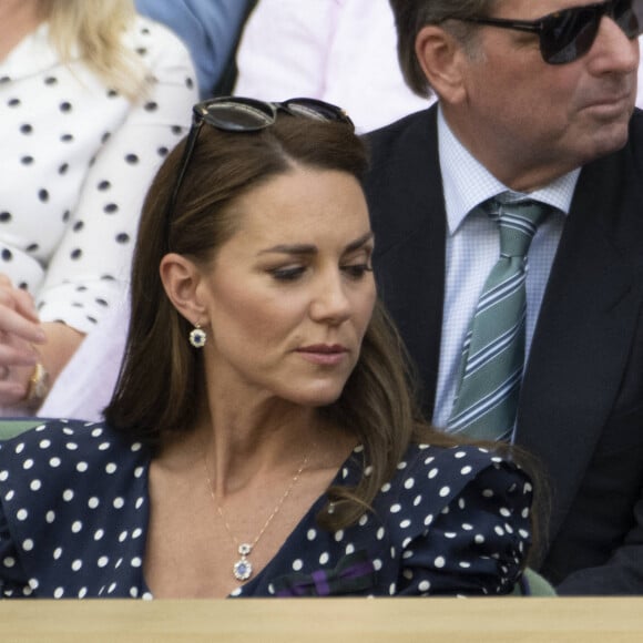 Le prince George de Cambridge - Catherine (Kate) Middleton remet le trophée à Novak Djokovic, vainqueur du tournoi de Wimbledon le 10 juillet 2022. 