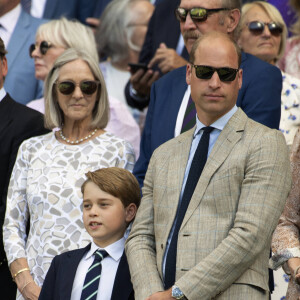 Le prince George de Cambridge, le prince William, duc de Cambridge - Catherine (Kate) Middleton remet le trophée à Novak Djokovic, vainqueur du tournoi de Wimbledon le 10 juillet 2022. 