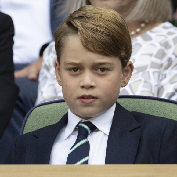 Le prince George de Cambridge - Catherine (Kate) Middleton remet le trophée à Novak Djokovic, vainqueur du tournoi de Wimbledon le 10 juillet 2022. 