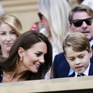 Le prince William, duc de Cambridge, et Catherine (Kate) Middleton, duchesse de Cambridge, avec le prince George de Cambridge dans les tribunes de la finale du tournoi de Wimbledon, le 10 juillet 2022. 