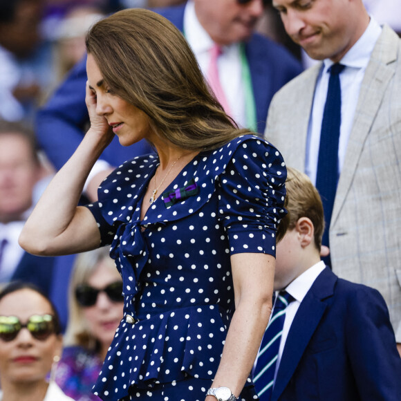 Le prince William, duc de Cambridge, et Catherine (Kate) Middleton, duchesse de Cambridge, avec le prince George de Cambridge dans les tribunes de la finale du tournoi de Wimbledon, le 10 juillet 2022. 