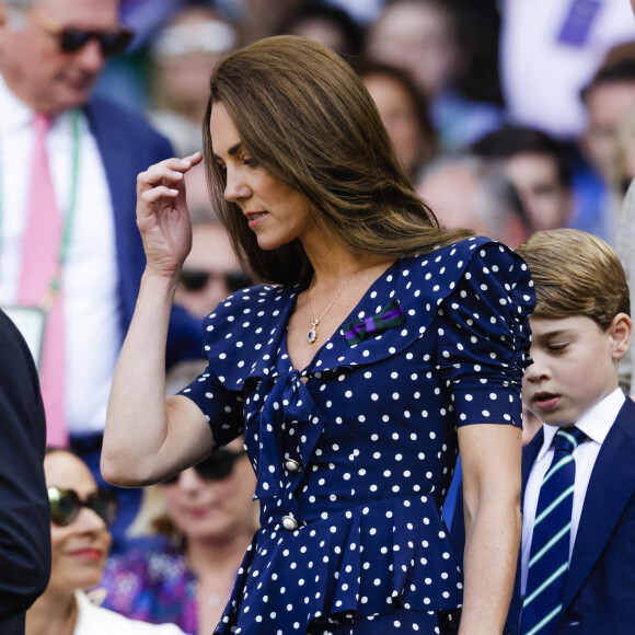 Le prince William, duc de Cambridge, et Catherine (Kate) Middleton, duchesse de Cambridge, avec le prince George de Cambridge dans les tribunes de la finale du tournoi de Wimbledon, le 10 juillet 2022. 